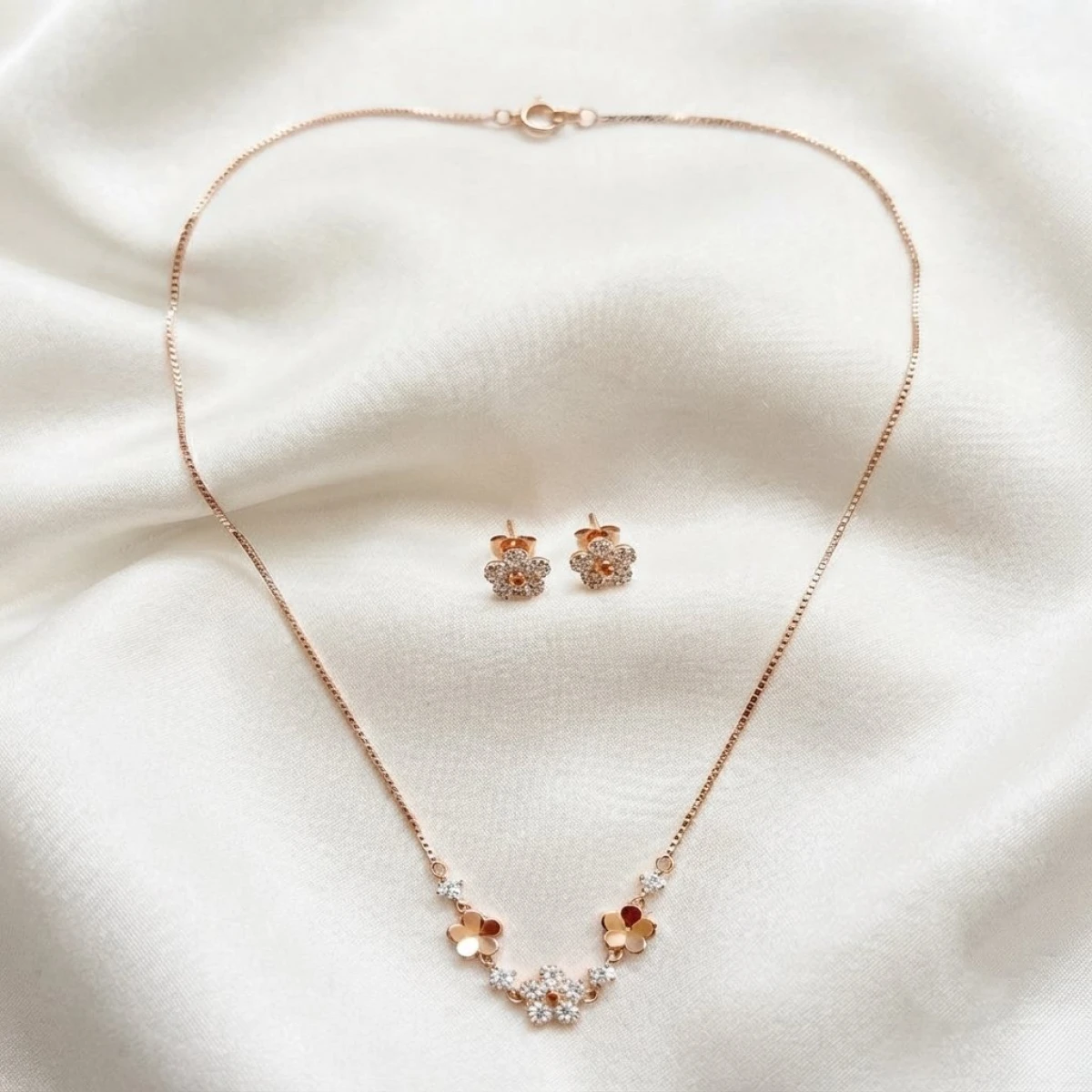 Silver Women’s Floral Pendant Set