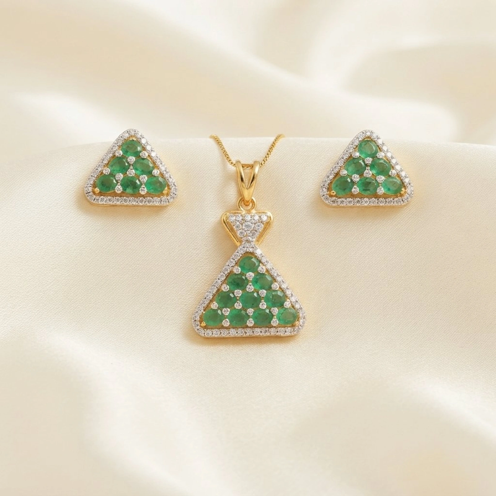 Gold Women’s Emerald Pendant Set