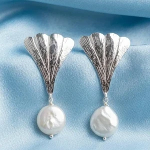Textured Fan Pearl Silver Earrings Main View