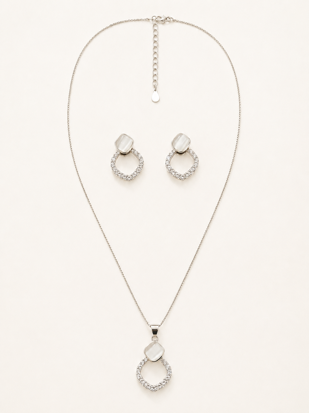 Grandeur Silver V-Neck Set